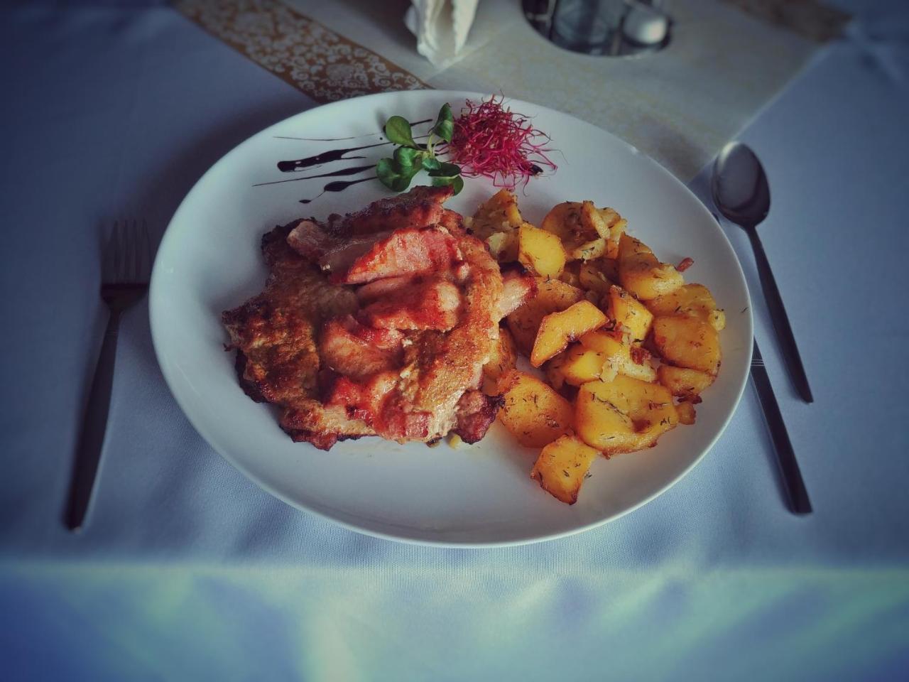 Hotel Komfort Inn - Dwor Hubertus Piekary Śląskie Dış mekan fotoğraf